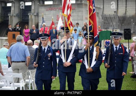 Die Color Guard von McGavock High school Luftwaffe Junior ROTC Einheit TN-942 stellt die Farben während des 50-jährigen Bestehens der J. Percy Priester Talsperre an der Staumauer in Nashville, Tennessee, 29. Juni 2018. USACE Stockfoto