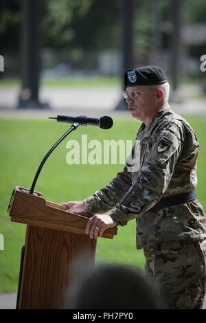 Generalmajor Allan Elliott U.S. Army Material Command Stellvertretender Chef des Stabes macht Anmerkungen während der AMC Band Inaktivierung Zeremonie, an der Redstone Arsenal, 29. Juni 2018. Seit dem Verlagern nach Redstone Arsenal von Aberdeen Proving Ground, Maryland, im Jahr 2011, der AMC-Band hat mehr als 2.700 Mal durchgeführt, an mehr als 60 Standorten auf der ganzen Welt zur Unterstützung der AMC Enterprise, das Redstone Arsenal Garnison, und der militärischen und zivilen Funktionen. Stockfoto