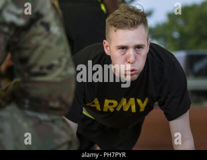 Spc. Christopher Haynes, der 340 Militärpolizei Bataillon, führt Pushups während der Armee körperliche Fitness Test bei einem Camp am Joint Base Mc Guire-Dix - Lakehurst, New Jersey, 14. Juni 2018 bereitgestellt werden. U.S. Army Reserve Soldaten der 333. MP Brigade hatten die Gelegenheit zur Teilnahme an den Fit Camp, das Juni 2-16, 2018 dauerte, von der 336 MP Bataillons gehostet werden. Das Bataillon zur Verfügung die Soldaten mit Training, Coaching und Mentoring für die Dauer der Fit-Camp mit dem Ziel, Ihre körperliche Fitness verbessern und Aufklärung über die richtige Ernährung, Prävention von Verletzungen und Möglichkeiten, in Stockfoto