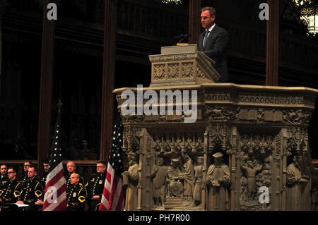 Der stellvertretende Verteidigungsminister Pat Shanahan liefert Erläuterungen während der Hundertjahrfeier der Mateship Gedenkgottestdienst an der Washington National Cathedral, 27. Juni 2018. 2018, Australien und in den Vereinigten Staaten feiern 100 Jahre mateship, die zuerst in den Schützengräben des Ersten Weltkrieges wurde während der Schlacht von Hamel, Juli 4, 1918 geschmiedet. ( Stockfoto