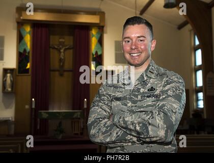 Us Air Force 2nd Lieutenant Tyler Harris, 5 Bomb Wing Kaplan Kandidat steht vor einen Altar in Minot Air Force Base, Virginia, 29. Juni 2018. Harris ist Weg, Priester zu werden bis zum Jahr 2020 durch die Air Force Reserve Kaplan Kandidaten Programm. Stockfoto