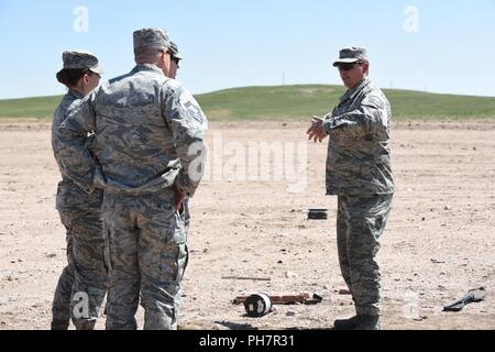 90. Bauingenieur Squadron Führung besuchen Sie die Beseitigung von Explosivstoffen Bereich einen Teil der dreitägigen Feld Ausbildung Juni 27, 2018, Z.B. Zu beachten Warren Air Force Base, Wyo Die Ausbildung umfasste verschiedene Tools und Techniken innerhalb der EOD Berufsfeld und erlaubt die Flieger simulierten Szenarien zu erleben. Stockfoto