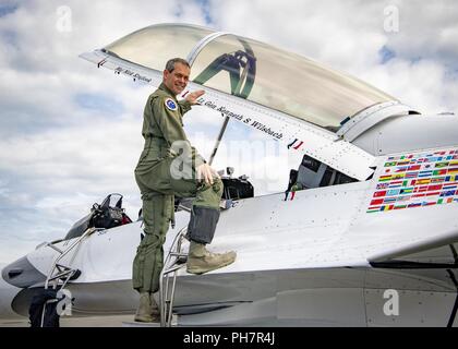 Us Air Force Generalleutnant Kenneth S. Wilsbach, 11 Air Force Commander, posiert für ein Foto vor seinem Flug mit der U.S. Air Force Demonstration Squadron 'Thunderbirds' auf dem Arctic Thunder Open House in Anchorage, Alaska, 29. Juni 2018. Seit 1953, das Thunderbirds Team hat als America's Premier Luft demonstration Squadron, mit den lebenswichtigen Auftrag zu gewinnen, zu halten und die vergangenen, gegenwärtigen und zukünftigen Flieger inspirieren anvertraut. Stockfoto