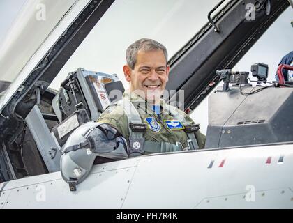 Us Air Force Generalleutnant Kenneth S. Wilsbach, 11 Air Force Commander, bereitet sich auf seinen Flug mit der U.S. Air Force Demonstration Squadron 'Thunderbirds' auf dem Arctic Thunder Open House in Anchorage, Alaska, 29. Juni 2018. Seit 1953, das Thunderbirds Team hat als America's Premier Luft demonstration Squadron, mit den lebenswichtigen Auftrag zu gewinnen, zu halten und die vergangenen, gegenwärtigen und zukünftigen Flieger inspirieren anvertraut. Stockfoto