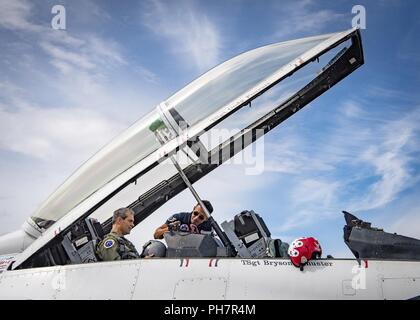 Us Air Force Generalleutnant Kenneth S. Wilsbach, 11 Air Force Commander, bereitet sich auf seinen Flug mit der U.S. Air Force Demonstration Squadron 'Thunderbirds' auf dem Arctic Thunder Open House in Anchorage, Alaska, 29. Juni 2018. Seit 1953, das Thunderbirds Team hat als America's Premier Luft demonstration Squadron, mit den lebenswichtigen Auftrag zu gewinnen, zu halten und die vergangenen, gegenwärtigen und zukünftigen Flieger inspirieren anvertraut. Stockfoto