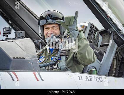 Us Air Force Generalleutnant Kenneth S. Wilsbach, 11 Air Force Commander, bereitet sich auf seinen Flug mit der U.S. Air Force Demonstration Squadron 'Thunderbirds' auf dem Arctic Thunder Open House in Anchorage, Alaska, 29. Juni 2018. Seit 1953, das Thunderbirds Team hat als America's Premier Luft demonstration Squadron, mit den lebenswichtigen Auftrag zu gewinnen, zu halten und die vergangenen, gegenwärtigen und zukünftigen Flieger inspirieren anvertraut. Stockfoto