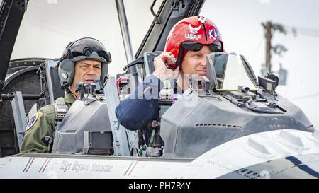 Us Air Force Generalleutnant Kenneth S. Wilsbach, 11 Air Force Commander, bereitet sich auf seinen Flug mit der U.S. Air Force Demonstration Squadron 'Thunderbirds' auf dem Arctic Thunder Open House in Anchorage, Alaska, 29. Juni 2018. Seit 1953, das Thunderbirds Team hat als America's Premier Luft demonstration Squadron, mit den lebenswichtigen Auftrag zu gewinnen, zu halten und die vergangenen, gegenwärtigen und zukünftigen Flieger inspirieren anvertraut. Stockfoto