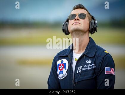 Maj. Ray Geoffroy, öffentliche Angelegenheiten der US-Air Force Demonstration Squadron 'Thunderbirds' Officer, Uhren wie die Thunderbirds auf dem Arctic Thunder Open House in Anchorage, Alaska, 29. Juni 2018 durchzuführen. Seit 1953, das Thunderbirds Team hat als America's Premier Luft demonstration Squadron, mit den lebenswichtigen Auftrag zu gewinnen, zu halten und die vergangenen, gegenwärtigen und zukünftigen Flieger inspirieren anvertraut. Stockfoto