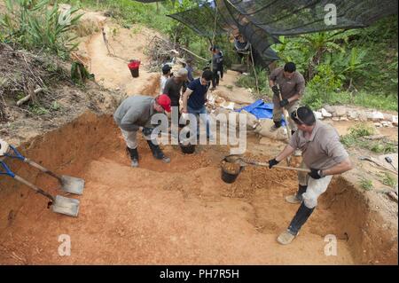 Us-Mitglieder zu einer Verteidigung POW/MIA Accounting Agentur (DPAA) Recovery Team Graben in den Boden bei der Ausgrabung in Quang Nam Provinz, Sozialistische Republik Vietnam, 15. Juni 2018 vergeben. Das Team eingesetzt, um die Gegend auf der Suche nach den Überresten von US-Mitglieder während des Vietnam Krieges verloren. DPAA's Mission ist es, die möglichst vollständige Buchhaltung für unsere fehlenden Personal zu ihren Familien und der Nation zu stellen. Stockfoto