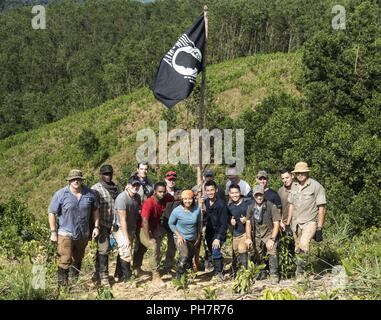 Mitglieder einer Verteidigung POW/MIA Accounting Agentur (DPAA) Recovery Team für ein Gruppenfoto bei der Ausgrabung in Quang Nam Provinz darstellen, Sozialistische Republik Vietnam, 29. Juni 2018. Das Team eingesetzt, um den Bereich für die Überreste von US-Mitglieder während des Vietnam Krieges verloren zu suchen. DPAA's Mission ist es, die möglichst vollständige Buchhaltung für unsere fehlenden Personal zu ihren Familien und der Nation zu stellen. Stockfoto