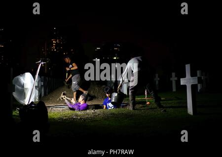 Die einheimischen Arbeiter mit der American Battle Monuments Commission (ABMC) eine Schatulle im Manila American Cemetery und Denkmal in Manila, Philippinen, 14. Juni 2018 ermitteln. ABMC arbeitete mit der Verteidigung POW/MIA Accounting Agentur (DPAA) zu exhumieren die Überreste von 23 Gräber als Teil der DPAA der Aufwand für Personal, das in der cabanatuan Kriegsgefangenenlager während des Zweiten Weltkriegs starb identifizieren. Es gibt mehr als 900 US-Mitglieder, die aus dem Gefängnis in Vergessenheit geraten sind. DPAA's Mission ist es, die möglichst vollständige Buchhaltung unserer fehlt Personal zu ihren Familien und der Nation zu stellen. Stockfoto