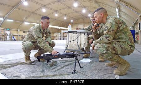 38Th Sustainment Brigade Sgt. Zachary Grünen erklärt die M249 Light Machine Gun zu einem Sortierer bei der US-Army Central besten Krieger Wettbewerb im Camp Arifjan, Kuwait, am 28. Juni. Grüne ging auf die besten Krieger, den Wettbewerb zu gewinnen. Stockfoto