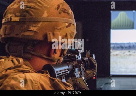 38Th Sustainment Brigade Soldat Sgt. Zachary Grün Brände bei Virtual Targets in der Motivationsfähigkeiten Trainer während der US-Army Central besten Krieger Wettbewerb im Camp Beuhring, Kuwait, am 29. Juni. Grüne ging auf die besten Krieger, den Wettbewerb zu gewinnen. Stockfoto