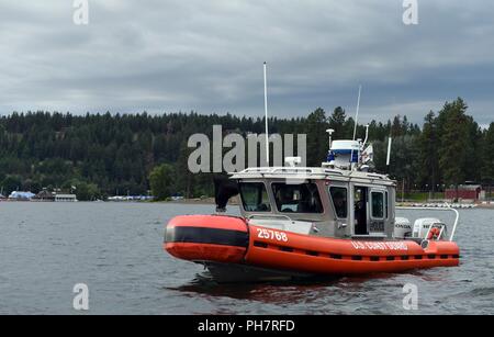 Der Küstenwache Crew an Bord eines 25-Fuß-Antwort Boat-Small Patrouillen der Wasser des Lake Coeur d'Alene, Idaho am 30. Juni 2018. Dies war die Seattle auf der Coast Guard crew erstmals auf dem See und ihre Bemühungen, Teil einer Initiative für Nautiker der Gefahren von Fahren unter dem Einfluss von Alkohol informieren und Durchsetzung von Gesetzen zur sicheren Bootfahren waren. Stockfoto