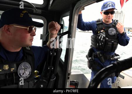 Küstenwache boot Besatzungsmitglieder aus der Sicherheit und Gefahrenabwehr im Seeverkehr Team in Seattle chatten, während das Wasser des Lake Coeur d'Alene patrouillieren in Idaho, 30. Juni 2018. Lake Coeur d'Alene ist eine von 61 schiffbaren Seen in Idaho, sechs davon mit eidgenössischen Gerichtsbarkeit. Stockfoto