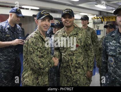 NORFOLK, Virginia (29. Juni 2018) Luftverkehr Controlman 2. Klasse William Bolger, von Virginia Beach, Virginia, erhält eine gute Führung Medaille von Cmdr. Jeremy Vaughan, USS Gerald R. Ford's (CVN 78) Operations Officer, während einer feierlichen Preisverleihung in der Schiff-back. Stockfoto