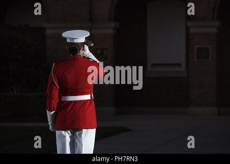 Us-Marines Corps Staff Sgt. Cody Williams, zeremonielle Hornist, führt die kalihalde ein Abend Parade bei Marine Barracks Washington, Washington, D.C., 29. Juni 2018. Am Abend Parade Sommer Tradition begann im Jahre 1934 und verfügt über die Stille Bohren Platoon, die US-Marine Band, das US Marine Drum and Bugle Corps und zwei Marching unternehmen. Mehr als 3.500 Gäste nehmen an der Parade jede Woche. Stockfoto