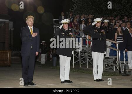 Von links, der Frau Abgeordneten Thomas B. Modly, Unterstaatssekretär der Marine, Stellvertretender Kommandant des Marine Corps Glenn M. Walters, und Oberst Donald J. Tomich, kommandierender Offizier, Marine Barracks Washington, stand für Ehren während eines Freitag abends Parade, Marine Barracks Washington, Washington, D.C., 29. Juni 2018. Am Abend Parade Sommer Tradition begann im Jahre 1934 und verfügt über die Stille Bohren Platoon, die US-Marine Band, das US Marine Drum and Bugle Corps und zwei Marching unternehmen. Mehr als 3.500 Gäste nehmen an der Parade jede Woche. Stockfoto