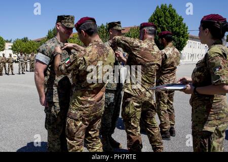 Marines mit Special Purpose Marine Air-Ground Task Force-Crisis Response-Africa sind mit Italienischen springen Flügel während eine Italienische Fallschirmjäger Abschlussfeier in Pisa, Italien, 29. Juni 2018. SPMAGTF-CR-AF eingesetzt Krise - Reaktion und Theater - Security Operations in Europa und Afrika zu leiten. Stockfoto