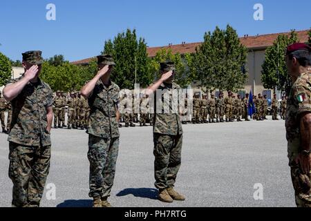 Marines mit Special Purpose Marine Air-Ground Task Force-Crisis Response-Africa render Ehren zu Führer der Italienischen parachutist Brigade, Folgore, in Pisa, Italien, 29. Juni 2018. SPMAGTF-CR-AF eingesetzt Krise - Reaktion und Theater - Security Operations in Europa und Afrika zu leiten. Stockfoto