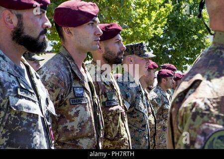 Ein Marine mit speziellen Zweck Marine Air-Ground Task Force-Crisis Response-Africa steht in der Ausbildung während eines italienischen Fallschirmjäger Abschlussfeier in Pisa, Italien, 29. Juni 2018. SPMAGTF-CR-AF eingesetzt Krise - Reaktion und Theater - Security Operations in Europa und Afrika zu leiten. Stockfoto