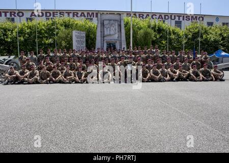 Marines mit Special Purpose Marine Air-Ground Task Force-Crisis Response-Africa und Italienische Fallschirmjäger posieren für ein Gruppenfoto während eine Italienische Fallschirmjäger Abschlussfeier in Pisa, Italien, 29. Juni 2018. SPMAGTF-CR-AF eingesetzt Krise - Reaktion und Theater - Security Operations in Europa und Afrika zu leiten. Stockfoto