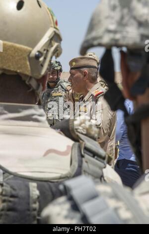 Eine irakische Armee Generalmajor Adressen irakische Soldaten über den Höhepunkt trainingevent als Teil der Non-Commissioned Officer Academy Officer und Nachwuchsführungskräfte Kurs im Camp Taji, Irak, 26. Juni 2018. Durch beschleunigte Erfolge gegen ISIS im Jahr 2017 aktiviert, Koalition Unterstützung für unsere Partner entwickelt, wie wir unsere Partner bei der Bereitstellung von Sicherheit, die Stabilisierung unterstützen. Stockfoto