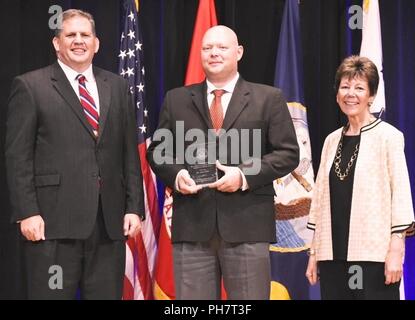 WASHINGTON (Jun. 29, 2018) - James F. Geurts, Assistant Secretary der Marine für Forschung, Entwicklung und Akquisition (ASN (RD&A)), verbindet Dr. Dolores M. Etter, ehemaligen ASN RD&A und aktuelle Professor Emeritus, Southern Methodist University, da Sie die 2017 Dr. Dolores M. Etter Top Wissenschaftler und Ingenieure Award für einzelne Ingenieure Dr. Tony Buhr, Naval Surface Warfare Center Dahlgren Division, während einer Zeremonie im Pentagon präsentieren. Stockfoto