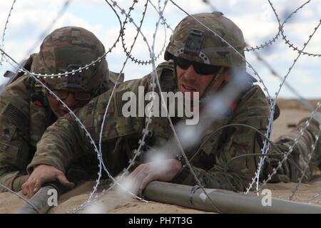 Soldaten in die 91St Brigade Ingenieur Bataillon zugeordnet, 1. gepanzerte Brigade Combat Team, 1.Kavallerie Division, die bei einem Verstoß gegen den Betrieb bei einem Ingenieur Qualifikation Tabelle Lane in Swietoszow, Polen, 30. Juni 2017 vorbereiten. Höhepunkt dieser Veranstaltung war eine Vorbereitung für ein Unternehmen kombinierte Waffen live fire Übung in die nahe Zukunft. Das Gerät wird derzeit zur Unterstützung der Atlantischen lösen in Europa eingesetzt. Stockfoto