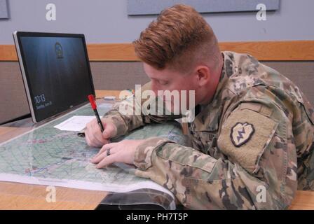 Soldaten aus der 3. Brigade, 25 Infanterie Division bei Schofield Barracks, HI nahmen an einem Top Fox Wettbewerb letzte Woche. Soldaten analysiert das Schlachtfeld und vorbereiteten mission Analyse Schriftsatz. Stockfoto