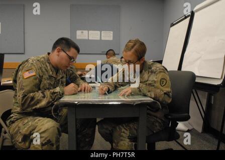 Soldaten aus der 3. Brigade, 25 Infanterie Division bei Schofield Barracks, HI nahmen an einem Top Fox Wettbewerb letzte Woche. Soldaten analysiert das Schlachtfeld und vorbereiteten mission Analyse Schriftsatz. Stockfoto