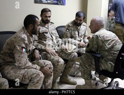 CAMP ARIFJAN, Kuwait - Oberstleutnant Andrew Franzone (rechts), 28 Infanterie Division/Task Force Spartan chemical Officer, bespricht Nerv agent Behandlung mit Kuwait Minister für Verteidigung Massenvernichtungswaffen Verteidigung Direktion Offiziere, von links Maj, Mohammad A. G. Abdullah, Kapitän Abdul-Aziz Hamad Al-Muteri und 1 Lt Nawaf Tawfeeq Al-Awadi während einer Pause in einer Reihe von Vorträgen am 25. Juni 2018. Stockfoto