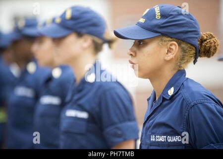 Neue LONDON, Anschl. - Die Klasse von 2020 beteiligt sich an einer einwöchigen Schulung unter der Leitung von Cape May Firma Kommandanten, Anfang Juni 21, 2018. Die Schulung ist auf die kommenden Kader, die in der eingehenden Tupfer und ihre Transformation von Zivilisten zu Coast Guard Männer und Frauen werden wird. Stockfoto