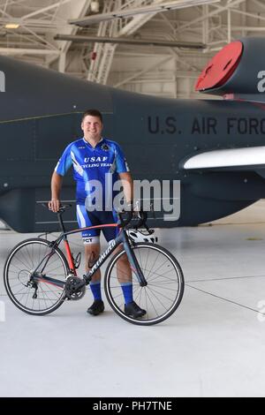 Staff Sgt. Douglas Pierre, 319 Bauingenieur Squadron Feuer Kapitän, steht vor einem RQ-4 Global Hawk Juni 25, 2018 in Grand Forks, North Dakota. Pierre ist ein Mitglied der US Air Force Cycling Team und derzeit das einzige Mitglied im Grand Forks AFB stationiert. Stockfoto