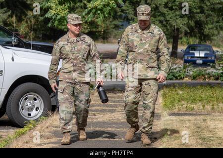 Command Sgt. Maj. Stephen Helton, 7 Infanterie Division Command Sergeant Major, besuche die 16. Combat Aviation Brigade Raptor Ausfallsicherheit Center, an Joint Base Lewis-McChord, Washington, 26. Juni 2018. Staff Sgt. Vanessa Alvarado, 16 CAB religiöse Angelegenheiten NCO, gab Helton eine Tour der Raptor Ausfallsicherheit Center und teilte ihm die Leistungen in der Einrichtung zur Verfügung gestellt. Sie erhielt auch eine Exzellenz Münze aus Helton. Danach Helton sprach mit dem Senior Non-Commissioned Officers in Führungspositionen innerhalb der Feuerwehr für ihre berufliche Entwicklung. Stockfoto