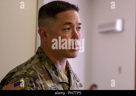 Command Sgt. Maj. Stephen Helton, 7 Infanterie Division Command Sergeant Major, besuche die 16. Combat Aviation Brigade Raptor Ausfallsicherheit Center, an Joint Base Lewis-McChord, Washington, 26. Juni 2018. Staff Sgt. Vanessa Alvarado, 16 CAB religiöse Angelegenheiten NCO, gab Helton eine Tour der Raptor Ausfallsicherheit Center und teilte ihm die Leistungen in der Einrichtung zur Verfügung gestellt. Sie erhielt auch eine Exzellenz Münze aus Helton. Danach Helton sprach mit dem Senior Non-Commissioned Officers in Führungspositionen innerhalb der Feuerwehr für ihre berufliche Entwicklung. Stockfoto