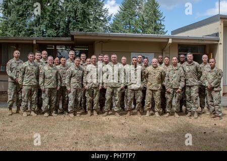 Command Sgt. Maj. Stephen Helton, 7 Infanterie Division Command Sergeant Major, besuche die 16. Combat Aviation Brigade Raptor Ausfallsicherheit Center, an Joint Base Lewis-McChord, Washington, 26. Juni 2018. Staff Sgt. Vanessa Alvarado, 16 CAB religiöse Angelegenheiten NCO, gab Helton eine Tour der Raptor Ausfallsicherheit Center und teilte ihm die Leistungen in der Einrichtung zur Verfügung gestellt. Sie erhielt auch eine Exzellenz Münze aus Helton. Danach Helton sprach mit dem Senior Non-Commissioned Officers in Führungspositionen innerhalb der Feuerwehr für ihre berufliche Entwicklung. Stockfoto