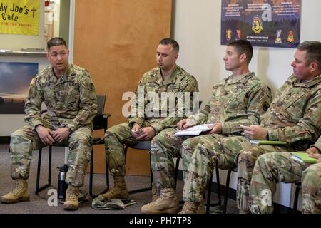 Command Sgt. Maj. Stephen Helton, 7 Infanterie Division Command Sergeant Major, besuche die 16. Combat Aviation Brigade Raptor Ausfallsicherheit Center, an Joint Base Lewis-McChord, Washington, 26. Juni 2018. Staff Sgt. Vanessa Alvarado, 16 CAB religiöse Angelegenheiten NCO, gab Helton eine Tour der Raptor Ausfallsicherheit Center und teilte ihm die Leistungen in der Einrichtung zur Verfügung gestellt. Sie erhielt auch eine Exzellenz Münze aus Helton. Danach Helton sprach mit dem Senior Non-Commissioned Officers in Führungspositionen innerhalb der Feuerwehr für ihre berufliche Entwicklung. Stockfoto