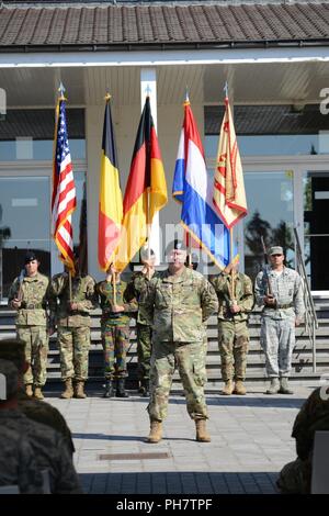 Usa und Belgische Armee Color Guard an der Teilnahme an Position während der US-Armee Garnison Benelux "Ändern des Befehls, Chièvres Caserne Daumerie, Belgien, 29. Juni 2018. Stockfoto