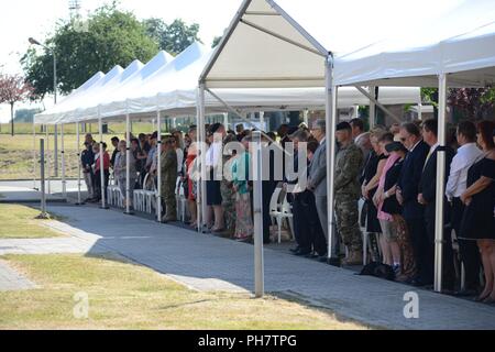 Multinationale Soldaten und zivile Mitarbeiter, stehen an Aufmerksamkeit für Oberstleutnant Kelly D. von Porter Anrufung während der US-Armee Garnison Benelux 'Ändern der Befehl, in Chièvres Caserne Daumerie, Belgien, 29. Juni 2018. Stockfoto