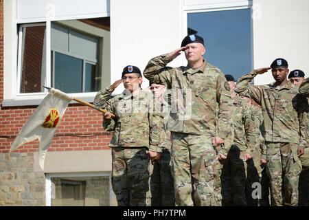 Us-Soldaten der US-Armee Garnison Benelux, stehen an Aufmerksamkeit für die nationalhymnen während der Änderung der Befehl zugewiesen, in Chièvres Caserne Daumerie, Belgien, 29. Juni 2018. Stockfoto