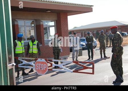 Drei Mitglieder von North Carolina der Air National Guard 145 Airlift Wing Sicherheitskräfte reiste nach Botswana, Afrika, Ende Juni 2018, Seite an Seite arbeiten mit ihren Botswana Defence Air Force Gegenstücke (BDF). In diesem Foto, BDF Flugplatz Sicherheit erklärt, wie Sie im Punkt Sicherheit durchführen. Diese besondere SPP Engagement ist ein Ausgangspunkt auf in Erwartung für eine größere AFRICOM unterstützt Multi-Übung 2019 genannt Nach oben Minuteman 2019 zu bauen. Die botswana Defence Force und der NC Nationalgarde haben staatliche Partner für 10 Jahre die Durchführung von über 70 Armee ein. Stockfoto