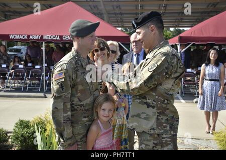 Ehemaliges Fort Bragg Krieger Übergang Bataillonskommandeur Oberstleutnant Phillip B. Brown Jr. war die Meritorious Service Medal präsentiert, hier mit seiner Frau Jenn und Tochter Elenor, 6, durch die Womack Army Medical Center Kommandant Oberst John J. Melton, Juni 28, 2018 Er der MSM für seine außergewöhnliche Führungsqualitäten, selbstlose Hingabe an Soldaten und unvergleichliche Hingabe an die WAMC Mission. Stockfoto