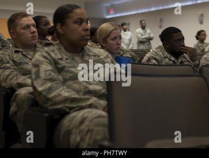 Die Zuschauer hören zu einer Rede während der Geschichtenerzähler Übereinkommen über Joint Base Mc Guire-Dix - Lakehurst, New Jersey, 20. Juni 2018. Die Veranstaltung ermöglicht Mitgliedern der gemeinsamen Basis MDL Gemeinschaft zu hören und Erfahrungen von anderen Mitgliedern der Community teilen. Us Air Force Staff Sgt. Nakeisha Maroney, 87th Air Base Wing Protokoll Spezialist und 5/6 Rat Präsident, sagte, daß die Geschichten gemeinsam eine breite Palette an unterschiedlichen Themen. Wer hat eine Geschichte, die profitieren könnte sogar eine Person es wert ist. Stockfoto