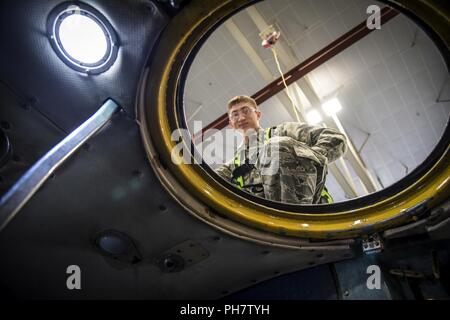 179Th Airlift Wing Wartung Mitglieder arbeiten auf einer C-130H Hercules, 20. Juni 2018. Die Flieger haben es geprüft und die Flugzeuge fliegen zu halten. Stockfoto