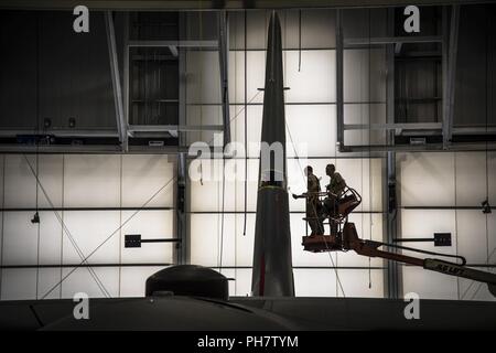 179Th Airlift Wing Wartung Mitglieder arbeiten auf einer C-130H Hercules, 20. Juni 2018. Die Flieger haben es geprüft und die Flugzeuge fliegen zu halten. Stockfoto