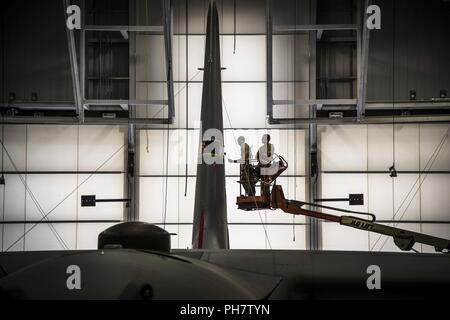 179Th Airlift Wing Wartung Mitglieder arbeiten auf einer C-130H Hercules, 20. Juni 2018. Die Flieger haben es geprüft und die Flugzeuge fliegen zu halten. Stockfoto