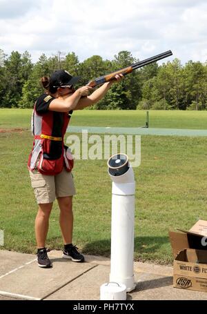 2. Lt Bernstein Englisch, eine Armee finden Soldat, der Aufträge an die Weltklasse Athleten Programm erhalten, wurde vor kurzem von der US-Armee Treffsicherheit in Fort Benning, Georgia zugeordnet, ihr Training im skeetschießen fortzusetzen, und mögliche Reise zu den Olympischen Spielen 2020. Kurz nach Army Basic Training, Englisch eine Bronzemedaille im April Weltcup in Changwon, Korea behauptet und dann im Juni, sie ergriff eine Silbermedaille bei den Siggiewi, Malta World Cup. Stockfoto