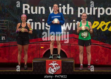 Die drei oberen weiblichen Ebbas posieren für ein Foto mit ihren Preisen für die Belleau Wood 8k Rennen an der Marine Corps Base Quantico, Virginia, 23. Juni 2018. Die beiden Rassen sind neben der Marine Corps Marathon Race Serie. Stockfoto