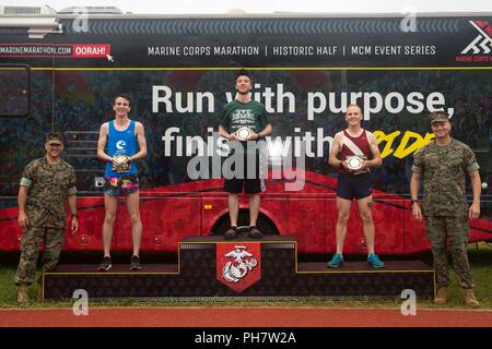 Die drei oberen männlichen Ebbas posieren für ein Foto mit ihren Preisen für die Belleau Wood 8k Rennen an der Marine Corps Base Quantico, Virginia, 23. Juni 2018. Die beiden Rassen sind neben der Marine Corps Marathon Race Serie. Stockfoto